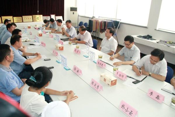 落實“三解三促”蘇豪控股集團(tuán)領(lǐng)導(dǎo)班子到舒逸紡織公司集體調(diào)研